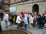 die Bevlkerung in Erwartung des Umzugsbeginn