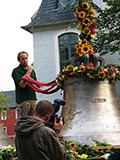 den Trageschlupf etwas zur Seite - das Bild mu vollstndig werden