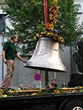 noch ein letztes Streicheln - dann schwebt sie hoch, die Herderglocke