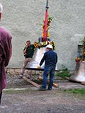 nun wird auch die Herderglocke im Bauhof abgesetzt