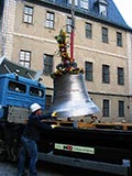 als Letzte wird nun die Lutherglocke angehoben