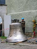 als Letzte wird die Lutherglocke vorbereitet