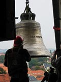 nun kommt auch die Lutherglocke vors Loch