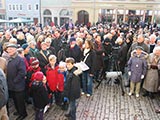 Alle Besucher des Glockenweihe-Gottesdienstes warten auf den Beginn.